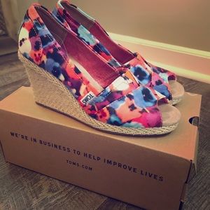 TOMS Oahu Wedges Size 5.5 Like New